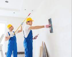 Expert applying Deco Paint with artistic brush technique on interior wall